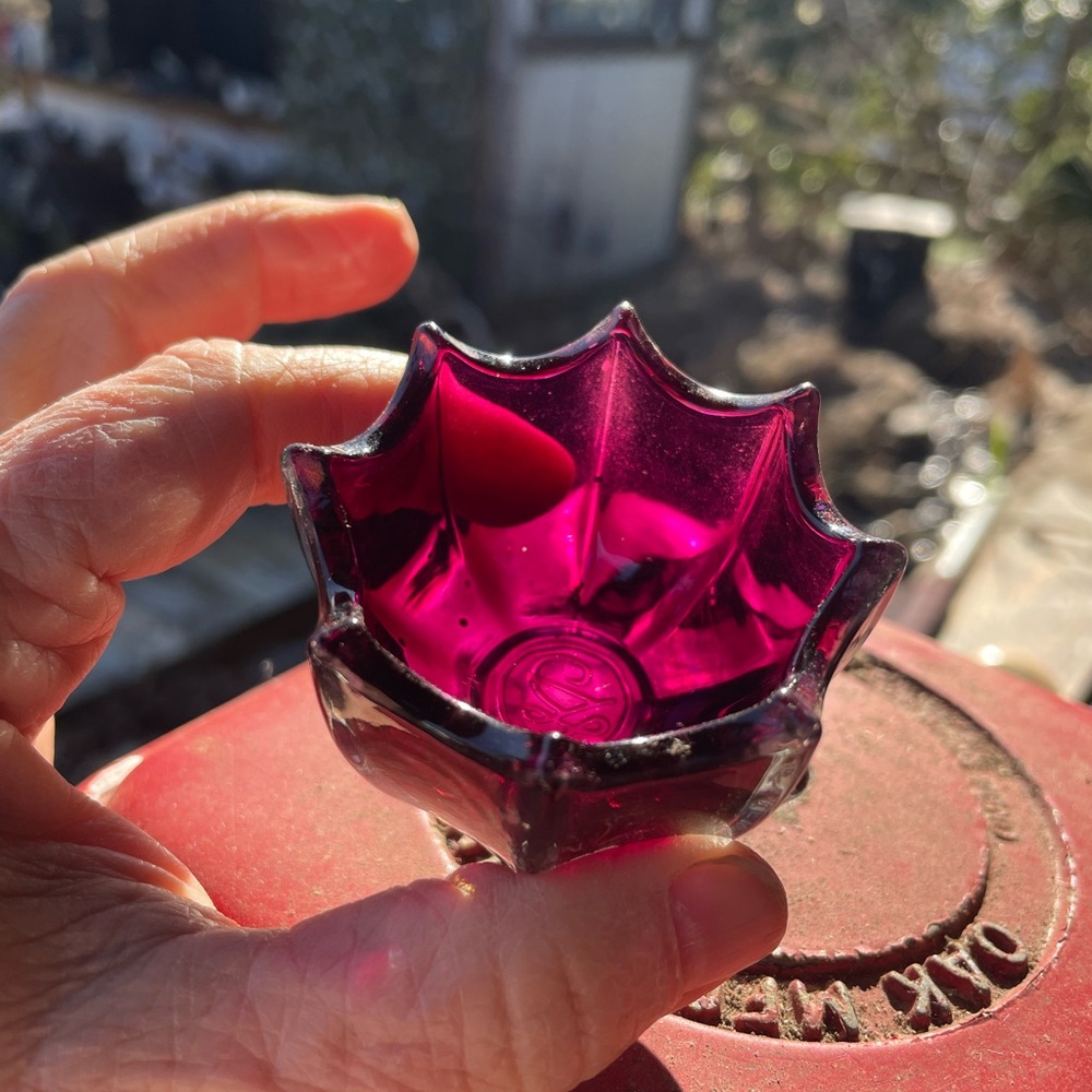 Delicate Scalloped Glass Tea Light Candle Holder - Plum Color